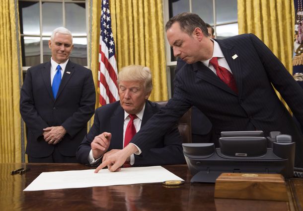 Donald Trump firmando sus primeros decretos