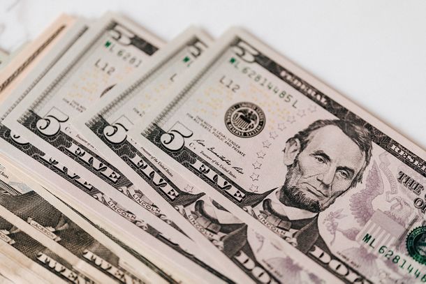 El dólar registra una caída del 2