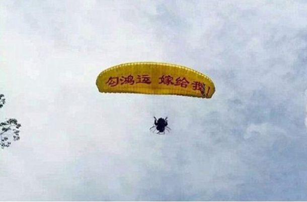 Fue a pedir casamiento en un paracaídas, se estrelló en un árbol y lo rechazaron