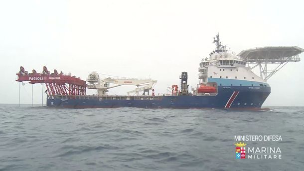 Reflotan en Italia un barco que se hundió con más de 700 refugiados a bordo