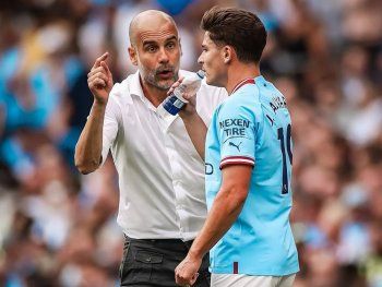 El elogio de Pep Guardiola a Julián Álvarez: Juega en los campeones del mundo