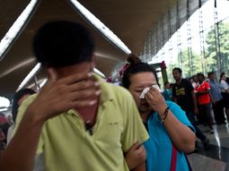 desesperacion entre los familiares de los pasajes del vuelo de malaysia airlines desesperacion entre los familiares de los pasajes del vuelo de malaysia airlines