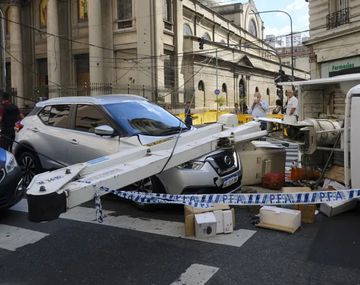 Una grúa volcó sobre un auto y de milagro una mujer resultó ilesa