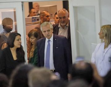 Alberto firmó un compromiso antidrogas junto al Padre Pepe