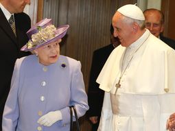 Mirá el video con el encuentro entre el Papa y la reina Isabel II