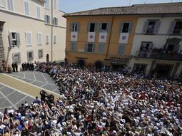 El Papa rezó su primer Ángelus desde Castel Gandolfo