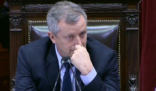 En su última sesión como presidente de la Cámara, Monzó se quebró al recibir los elogios de Camaño