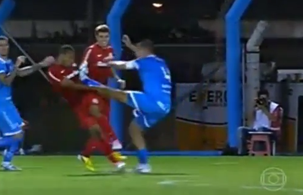 El video de la patada criminal en el fútbol juvenil de Brasil