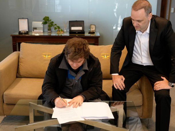 Javier Milei llegó de Oslo y firmó el proyecto de reforma laboral