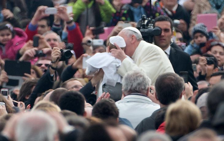 Otro gesto del Papa: besó a un nene que lo imitaba