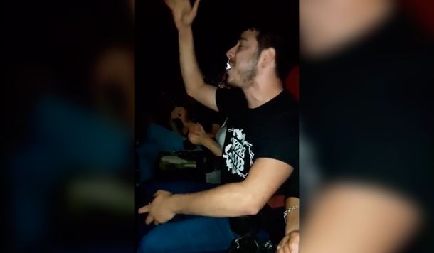 Fue al cine a ver Bohemian Rhapsody, se cortó la luz y su reacción asombró a todos