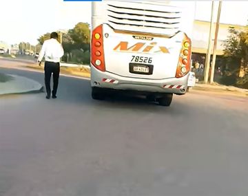 Micro se quedó en autopista y santiagueño se viralizó por sus comentarios: Hasta en arameo...