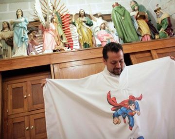Un cura usa túnicas con superhéroes para que los chicos vayan a misa