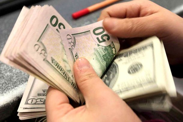 El dólar arranca la semana con un rebote de dos centavos a $28,06