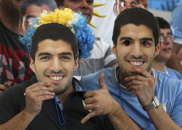 La FIFA sigue con su caza de brujas: obligó a hinchas a tirar caretas de Suárez