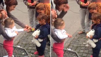 ternura sin fronteras: una nina alemana recibe con dulces a una pequena siria ternura sin fronteras: una nina alemana recibe con dulces a una pequena siria