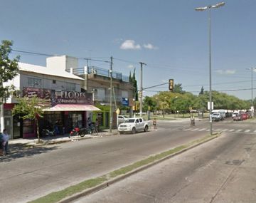 Quisieron robarla en el auto, le dispararon por la ventanilla y se salvó de milagro