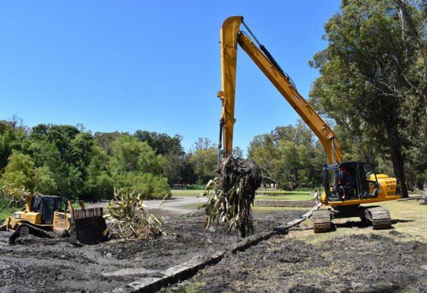 Remoción de lodo sedimentado en el parque Rivera