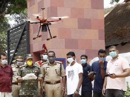 Polic&iacute;a de Kerala, India, persigue a las personas que violan el aislamiento con drones y luego hace videos graciosos.&nbsp;