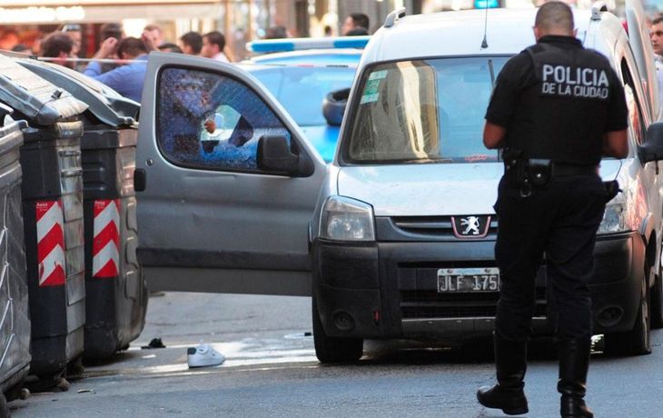 Un tiroteo en pleno centro desató pánico: hay al menos 4 heridos y 2 prófugos