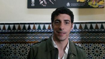 el galan de guapas que protagoniza un film con su esposa el galan de guapas que protagoniza un film con su esposa