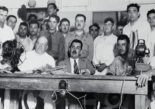 El presidente Lázaro Cárdenas del Río decreta la expropiación de la industria petrolera en 1938.