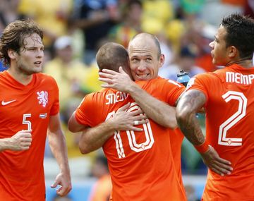 Holanda consiguió una agónica victoria y se metió en cuartos de final