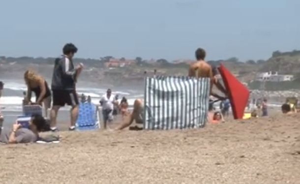 Guerra de sombrillas: video muestra cómo echan a turistas de una playa
