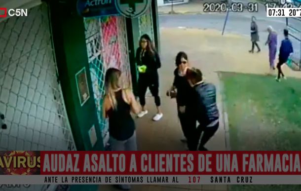 En plena cuarentena, asaltaron a clientes de una farmacia mientras hacían la cola