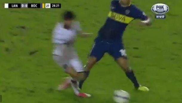 La criminal patada de Edwin Cardona a Lautaro Acosta en el Lanús-Boca