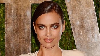 Irina Shayk, con maquillaje estilo mapache y gran escote Irina Shayk, con maquillaje estilo mapache y gran escote