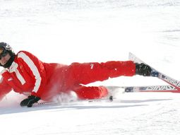 aseguran que el casco de schumacher se partio por el impacto en los alpes aseguran que el casco de schumacher se partio por el impacto en los alpes