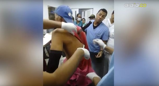VIDEO: Llegó al hospital con un enorme cuchillo clavado en la espalda