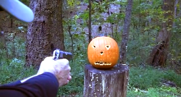 Y la mejor forma de hacer una calabaza es... ¡Con un arma!