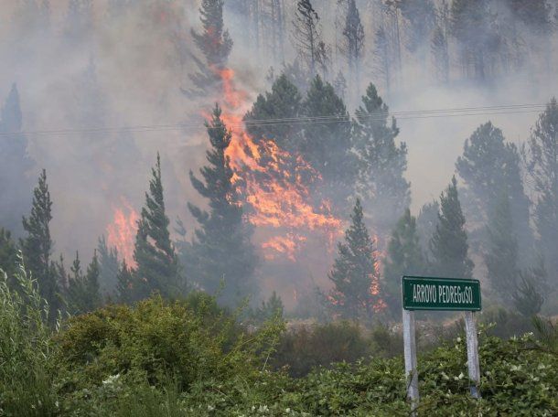 Incendio en Epuyén: más de 2.000 hectáreas consumidas y hay más de 60 evacuados