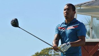 carlos tevez jugo al golf en un evento solidario en uruguay carlos tevez jugo al golf en un evento solidario en uruguay
