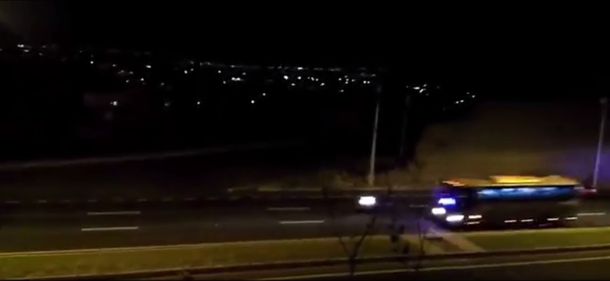 El micro de Atlético Tucumán a toda velocidad para llegar al partido ante El Nacional