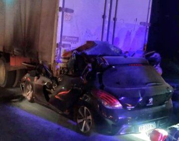 El auto Peugeot 308 negro en el que viajaban los tres ocupantes se incrustó contra la parte trasera de un camión