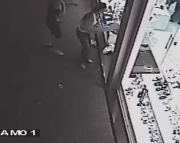 Mirá el momento en que una mujer noquea a un ladrón pegándole con un maniquí