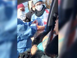 Carrió fue a vacunarse en camisón y sin barbijo