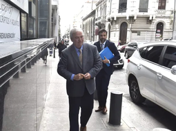 El ministro del Interio Luis Alberto Heber declaró por la entrega del pasaporte uruguayo a Sebastián Marset. El ministro del Interio Luis Alberto Heber declaró por la entrega del pasaporte uruguayo a Sebastián Marset.