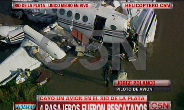 Cinco muertos y cuatro heridos al caer una avioneta en el Río de la Plata