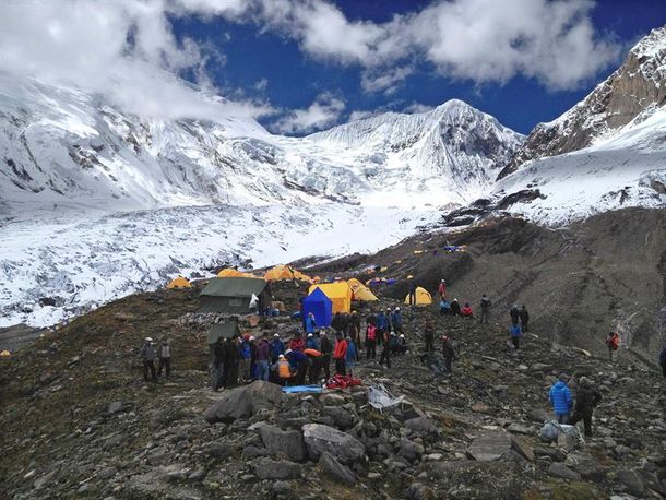 Mueren al menos nueve personas por una avalancha en Nepal
