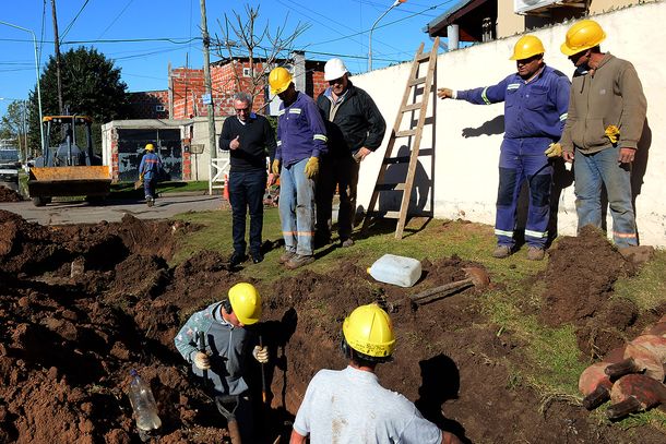 Zamora recorrió las obras de tendido de agua potable en distintos barrios de Tigre