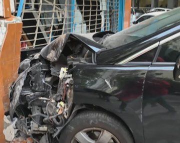 Un auto se incrustó en una agencia de lotería tras un choque en Almagro