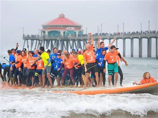 Record mundial: 66 surfistas se subieron juntos a una tabla