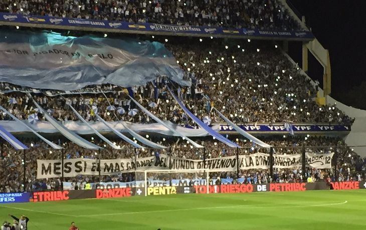 Bandera de Messi en la bombonera - Crédito: @juampireynoso