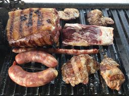 Asado del domingo: ¿qué tres cortes de carne hay en esta parrilla?