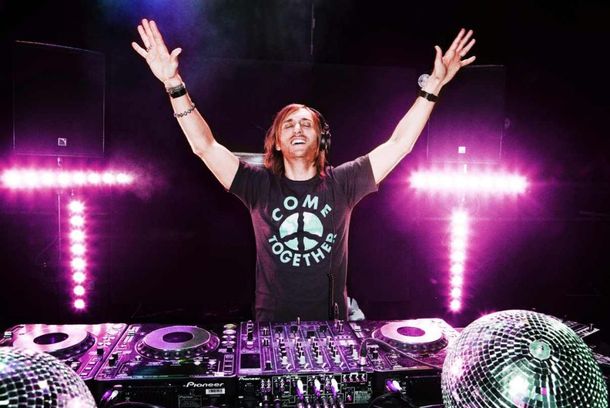 VIDEO: A David Guetta se le rompe el pendrive y se queda sin música