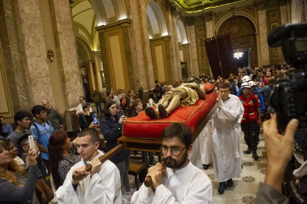 Semana Santa: una multitud participó del Via Crucis en la Ciudad